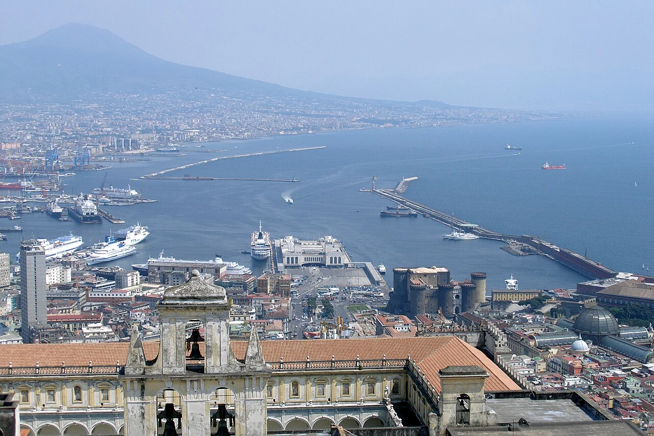 Veduta dall’alto di Napoli, del porto e del Vesuvio.