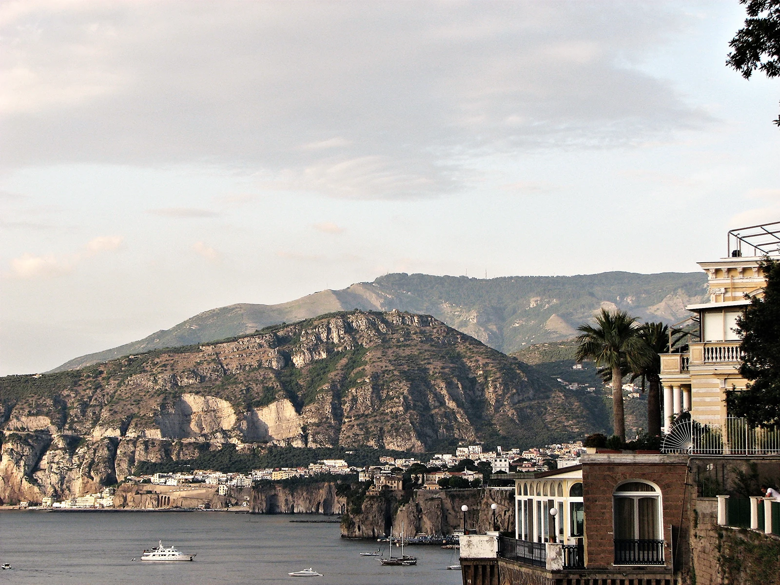 La costa di Sorrento vista dalla Villa Comunale.